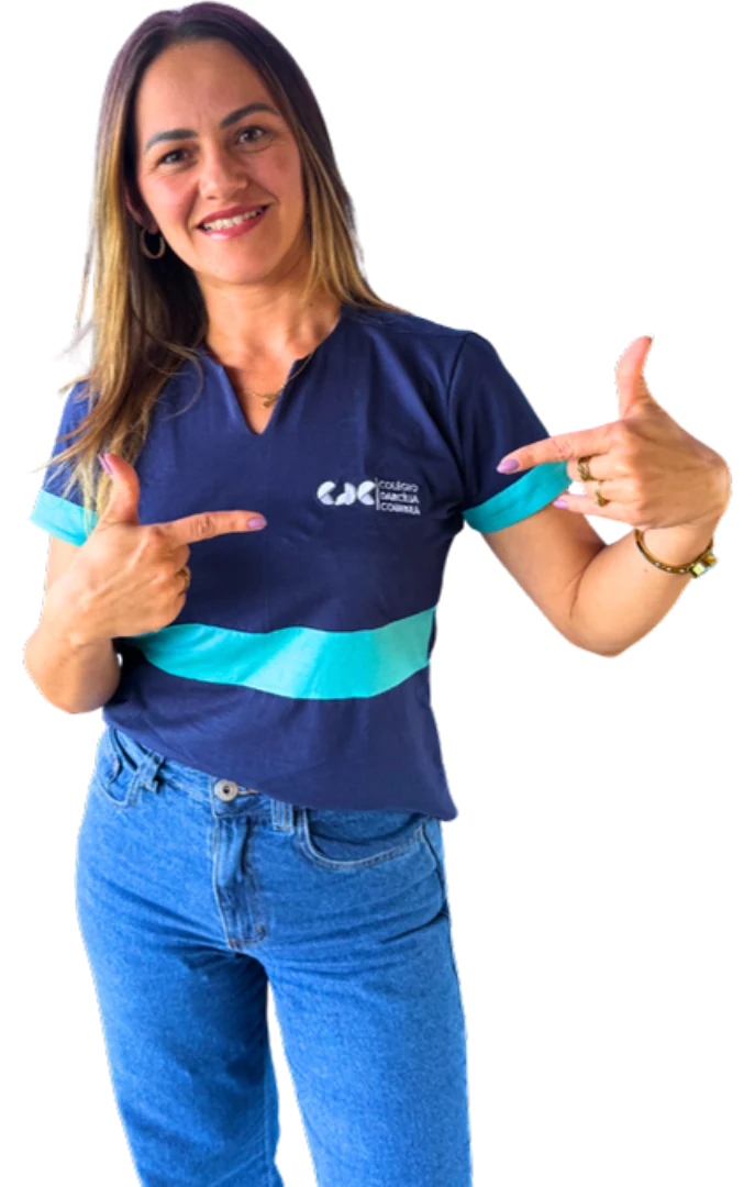 Integrante da equipe do CDC apontando para o formulário