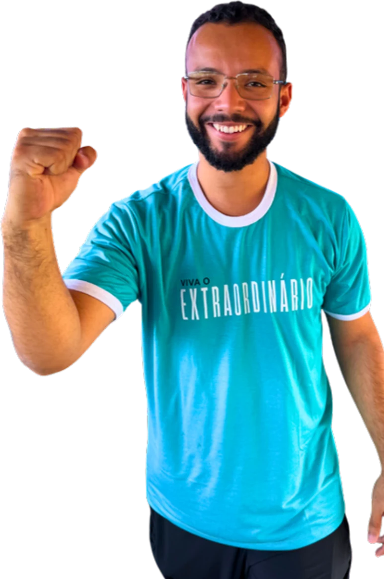 Integrante da equipe do CDC comemorando com o punho erguido